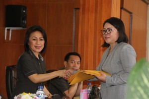 Ketua DPRD Tomohon Ir Miky JL Wenur menerima Pemandangan Umum Fraksi Partrai Golkar
