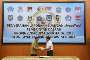 Wali Kota Tomohon Jimmy F Eman SE Ak menyerahkan LKPD Tahun 2017