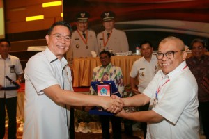 Wali Kota Tomohon menerima penghargana peringkat ketiga terbaik pembangunan di Sulawesi Utara
