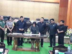 Ketua DPRD Ir MIky JL Wenur menandatangani  naskah rekomendasi