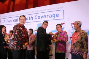 Wali Kota Tomohon mempercayakan Kabag Humas menerima penghargaan yang diserahkan Mendagri
