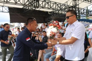 Ketua JIT menyerahkan bunga yang dibeli dari petani kepada Wali Kota Tomohon
