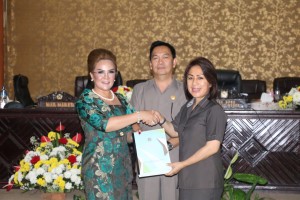 Ketua DPRD Tomohon Ir MIky JL Wenur saat menerima Perubahan RAPBD dari eksekutif