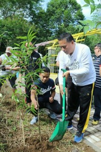 Wali Kota Jimmy F Eman SE Ak menanam pohon