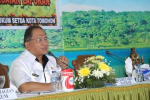 Sekretaris Kota Tomohon memberikan sambutan saat membuka kegiatan sosialisasi