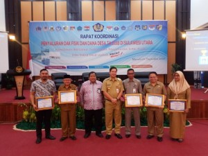 Penerima penghargaan bersama Wakil Gubernur Sulut