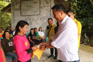 Wali Kota Tomohon menyerahkan Kartu BPJS Ketenagakerjaan kepada petugas kebersihan
