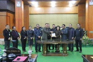 Ketua DPRD dan wali Kota bersama jajaran usai  APBD 2019 Tomohon disetujui