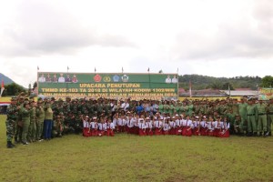 Wali Kota foto bersama jajaran TNI dan masyarakat