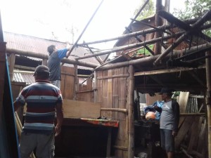 P/KB GMIm ''Imanuel'' Walian sementara membedah rumah keluarga Rengkung-Gosal