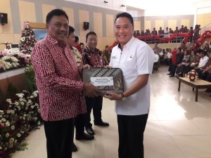 Wali Kota Tomohon menerima DIPA 2019 dari Gubernur Sulawesi Utara