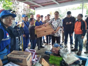 Sekretaris Kota Tomohon Ir Harold V Lolowang MSc MTh menyerahkan bantuan kepada korban bencana kebakaran