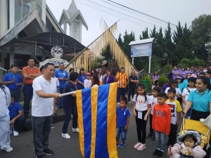 Wali Kota Tomohon Jimmy F Eman SE Ak melepas peserta jalan sehat dalam rangka HUT ke-12 GMIM ''Anugerah'' Paslaten