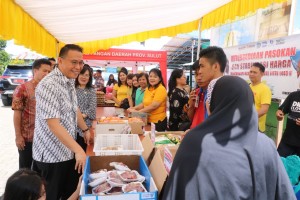 Wali Kota Tomohon Jimmy F Eman SE Ak CA meninjau Bazar menyambut Idul Fitri