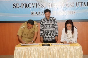 Wali Kota Tomohon Jimmy F Eman SE Ak CA dan Ketua DPRD Tomohon Ir Miky JL Wenur MAP menandatangani berita acara penyerahan LHP