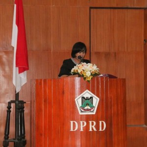 Syenni Supit membacakan Pemandangan Umum Fraksi PDIP