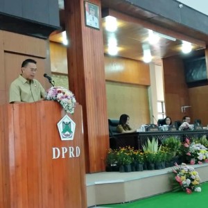 Wali Kota Tomohon Jimmy F Eman SE Ak CA memberikan penjelasan Ranperda Perubahan APBD 2019