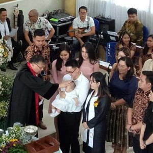 Baptisan Pertama: Christal Grace Eman Santoso dibaptis Ketua BPMS GMIM di GMIM Wilken