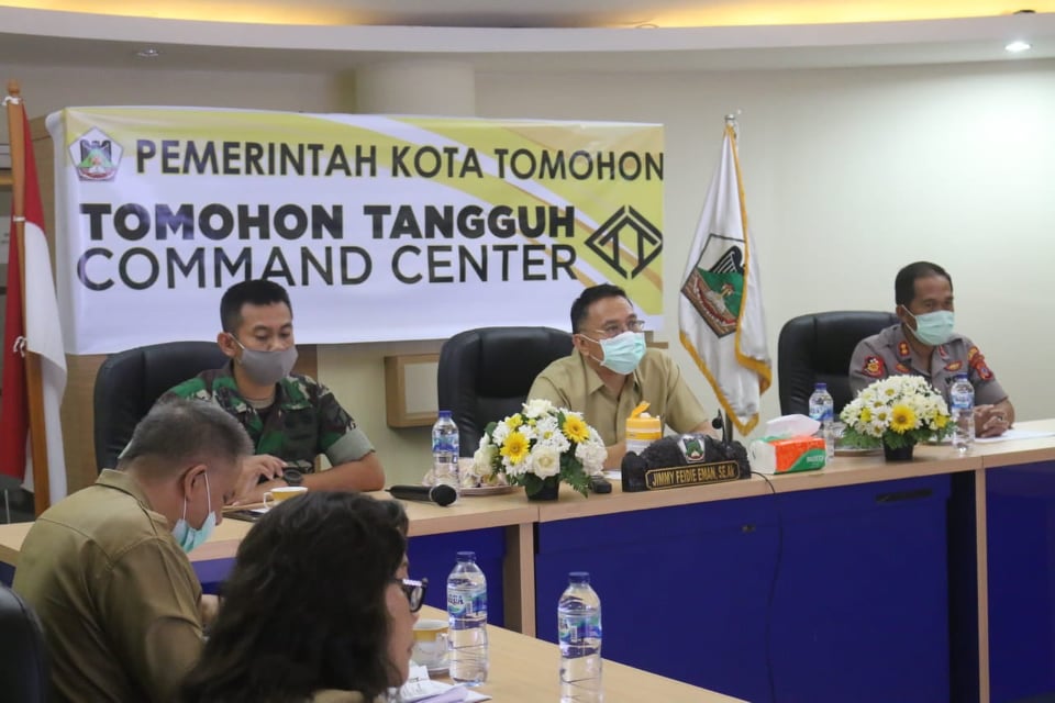 Wali Kota Tomohon bersama Forkopimda melaporkan penanganan dampak Virus Corona ke Gubernur melalui video conference