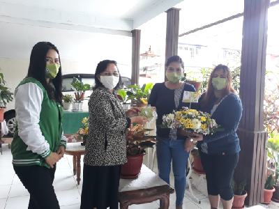 Bunga dan masker yang dikirim ke ketua-ketua W/KI GMIM wilayah dan jemaat se-Rayon Tomohon 