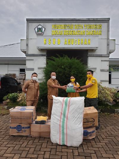 MJLW dan Oklen Waleleng menyerahkan bantuan APD Pemerintah Pusat yang difasilitasi Anggota DPR-RI Adrian Jopie Paruntu (AJP) 