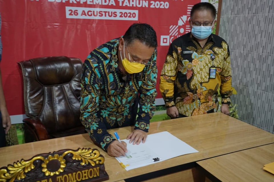 Wali Kota Tomohon Jimmy Feidie Eman Se Ak CA didampingi Kepala BPKPD Drs Gerardus E Mogi menandatangani MoU