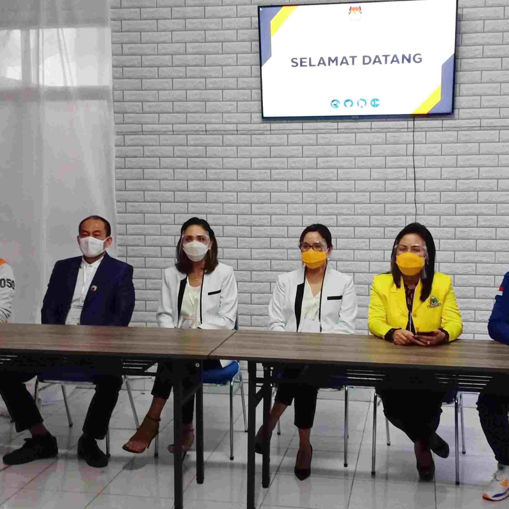 JGE-VB bersama para Ketua Parpol pengusung saat menggelar konferensi pers di KPU Tomohon