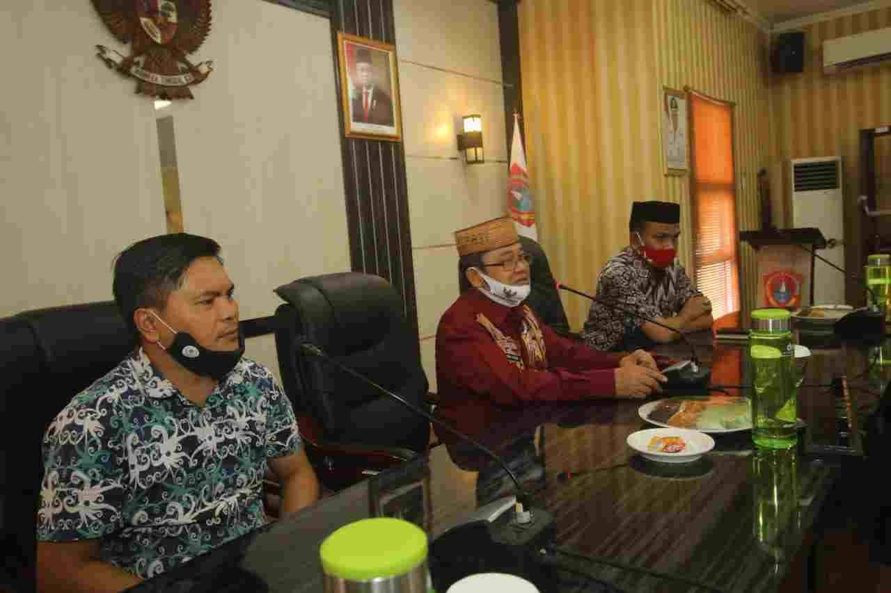 Bupati Gorontalo Utara Dr H  Indra Yasin SH MH saat membawakan selayang pandang Kabupaten Gorontalo Utara