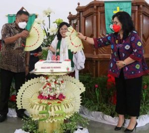 Gubernur Olly Bersama Ibu Rita Hadiri ibadah Syukur HUT ke-33 GMIM Viadolorosa Kairagi Dua Manado
