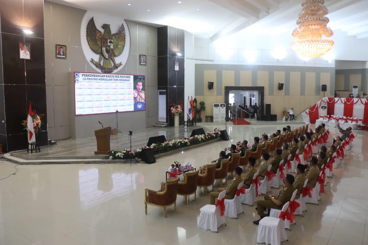 Presiden Joko Widodo, Caroll Joram Azarias Senduk, Wenny Lumentut, Covid-19