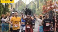 Lari Marathon, Maybank Bali Marathon, pria asal Sulawesi Utara, Pakaian adat Minahasa, Rendy Kewas,