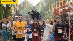 Lari Marathon, Maybank Bali Marathon, pria asal Sulawesi Utara, Pakaian adat Minahasa, Rendy Kewas, 