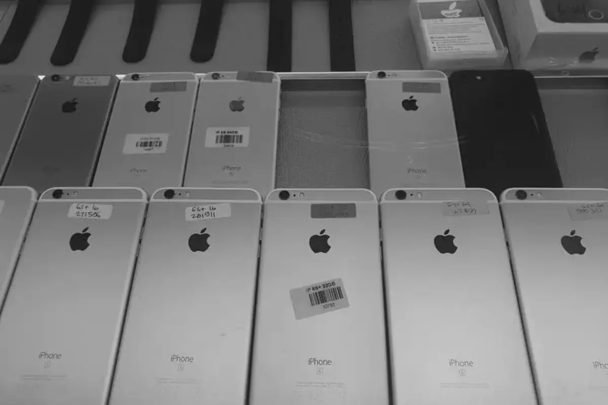 Polri Grebek Gudang HP Ilegal dari China, Sita 76.756 Unit iPhone dan Ponsel Android