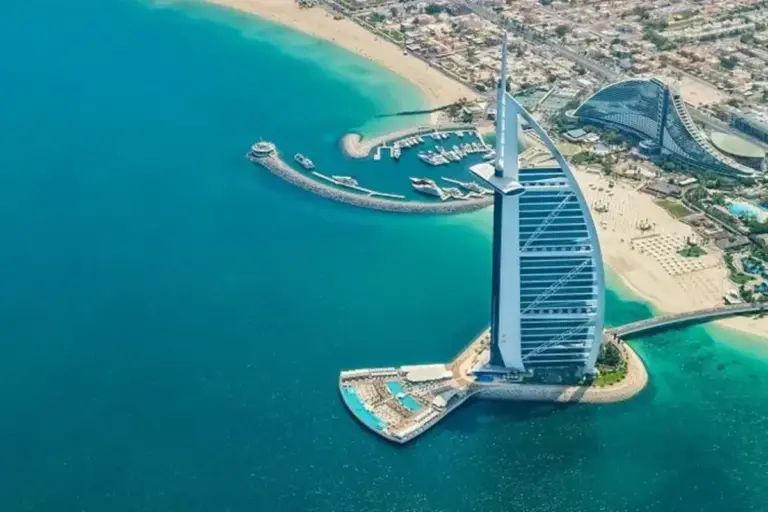 Sempat Kena Serpihan Drone Iran, Hotel Ikonik Dubai Tutup 18 Bulan