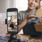 Di Balik Senyum Depan Kamera, Kisah Host Live Kejar Target Jualan Jutaan Rupiah