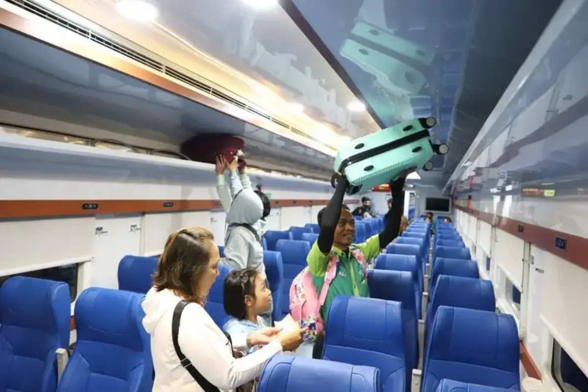 “Traveling” Naik Kereta Api, Kaum Hawa Bisa Nikmati Fitur “Female Seatmap”