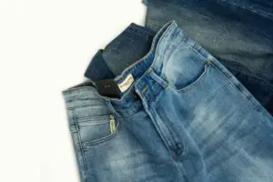 4 Cara Mencuci Pakaian Berwarna Gelap, Bisa Cegah Kusam!