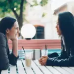 Butuh Didengar Tanpa Diadili, Ini Alasan Jasa Teman Curhat Berbayar Kian Laris