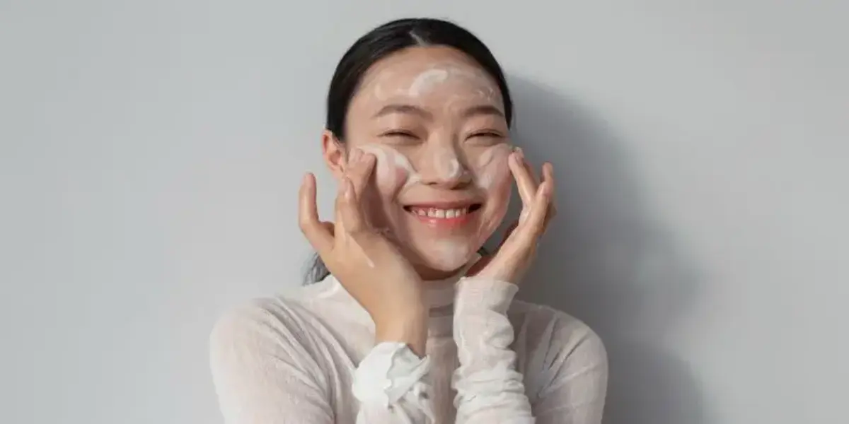 Cara Mengatasi Jerawat Leher di Usia 40+, Simak Tips Dokter