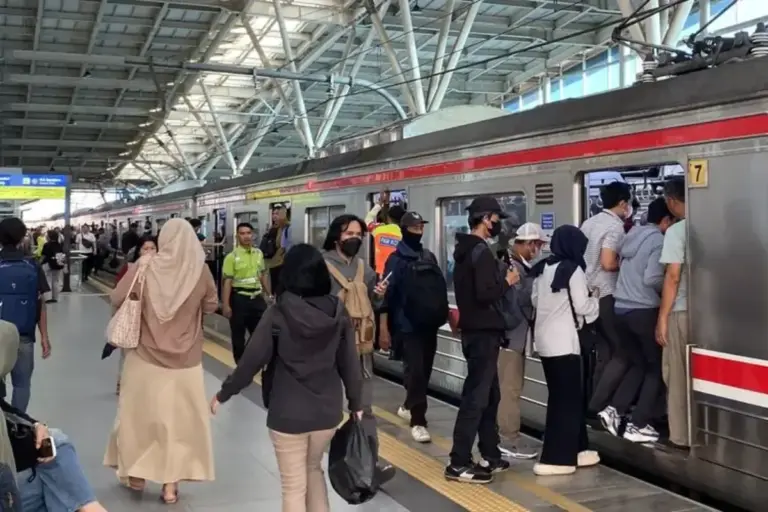KA Bogowonto Tabrak Motor di Jaktim, Perjalanan KRL Jakarta-Cikarang Sempat Terganggu