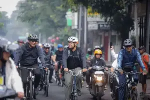 Trotoar di Bandung Akan Ditinggikan dan Diaspal, Cegah Parkir Liar dan PKL