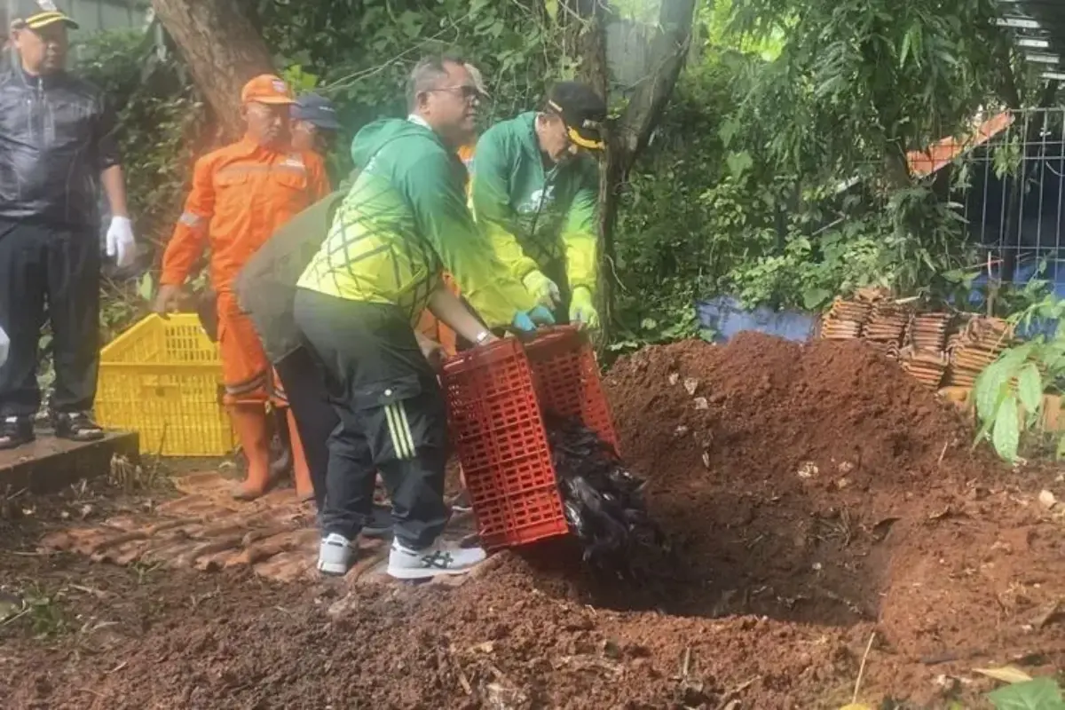 Setelah 5,3 Ton, Pemkot Jaksel Kembali Sikat Ikan Sapu-sapu di Setu Babakan 2 Kali Sepekan