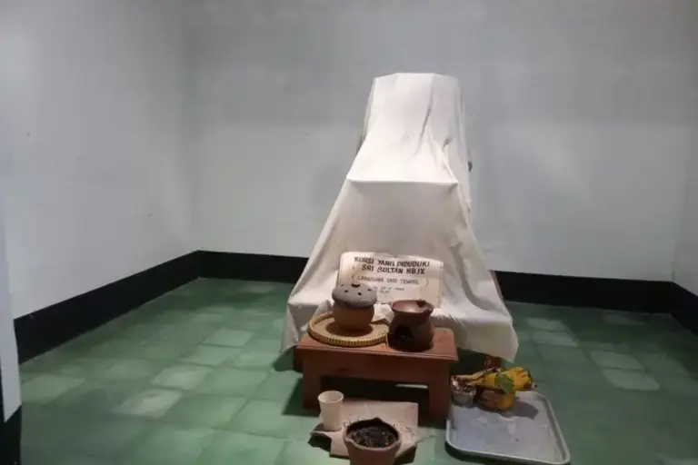 Bukan Sekadar Mistis, Pakar UGM Ungkap Anatomi Besi dan Baja pada Bilah Keris