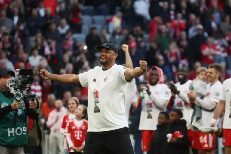 Alasan Ada Patung dan Kaus Burung Kakatua di Pesta Juara Bayern