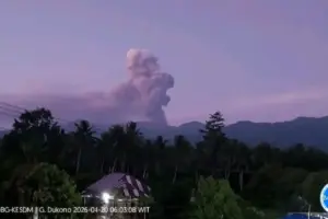 Gunung Dukono Erupsi 1,4 Kilometer, Abu Vulkanik ke Arah Timur