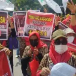 Tuntut Pembebasan Toni Aji Anggoro, Massa Blokir Jalan dan Goyang Pagar PN Medan