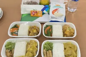 Intip Makanan Jemaah Haji dari Surabaya di Pesawat, Ayam Bumbu Rujak hingga Pesmol