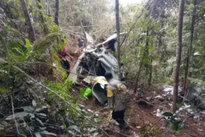 BERITA FOTO: Puing-puing Helikopter PK-CFX di Sekadau, Mesin Akhirnya Dievakuasi