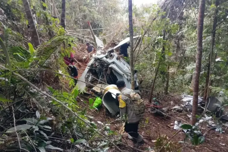 BERITA FOTO: Puing-puing Helikopter PK-CFX di Sekadau, Mesin Akhirnya Dievakuasi