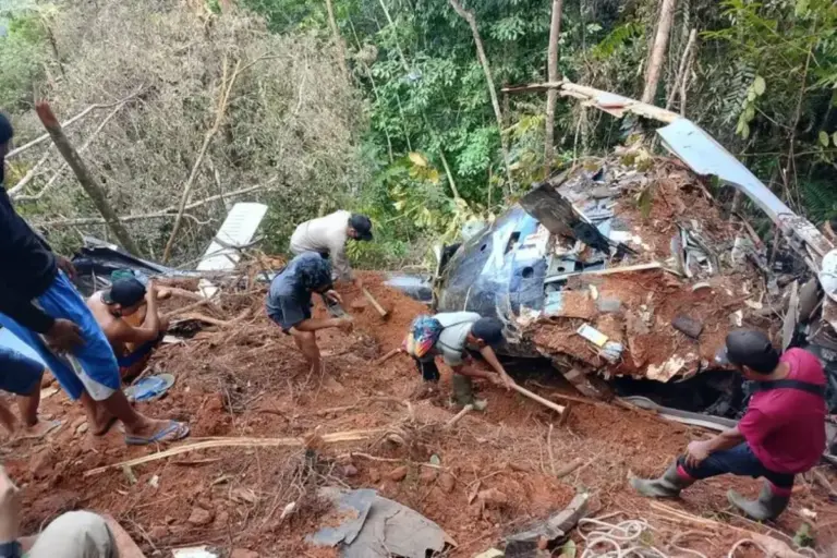 Proses Evakuasi Mesin Helikopter PK-CFX di Sekadau: Diangkut Manual, Warga Turun Tangan